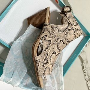 Woman’s peep toe & open back shoe